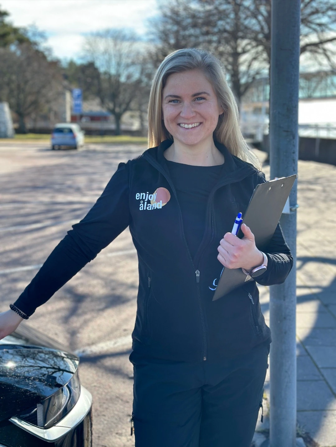 Enjoy Åland medarbetare ger personlig service vid bilöverlämning